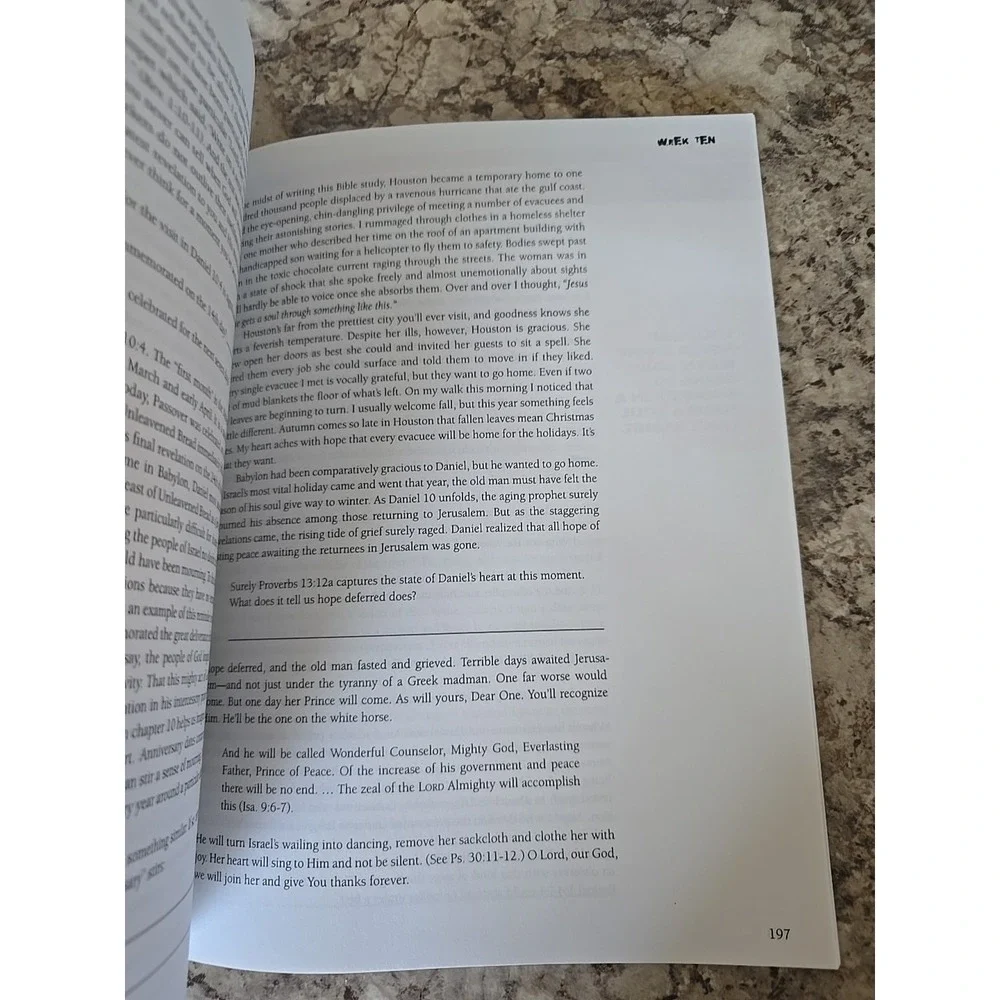Daniel - Bible Study Book: Lives of Integrity, Words of Prophecy‎ Beth Moore